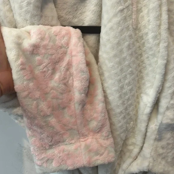 Karen Neuburger Soft White and Pink Robe - Picture 3 of 3
